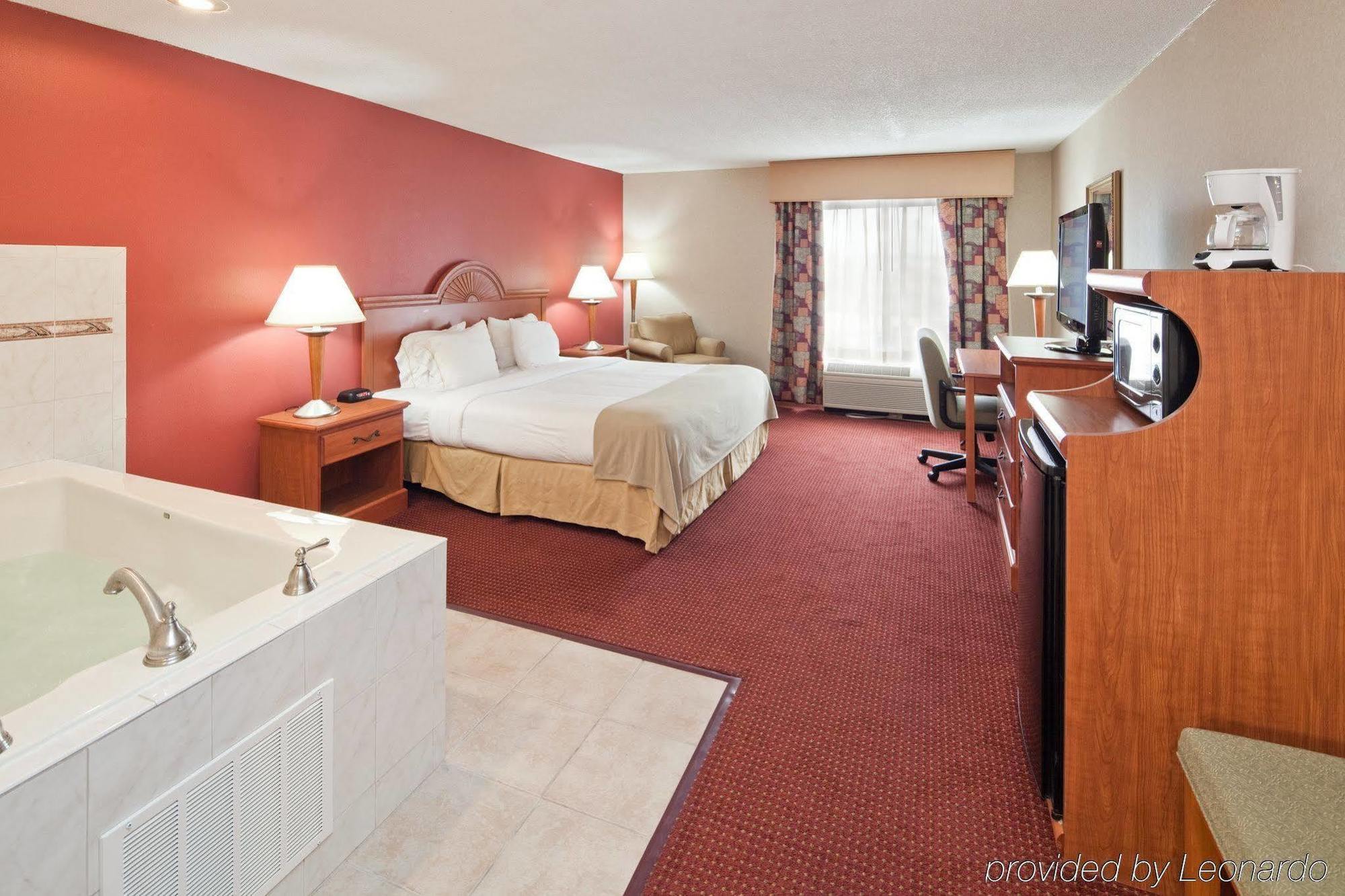 Quality Inn & Suites Лоренсберг Экстерьер фото