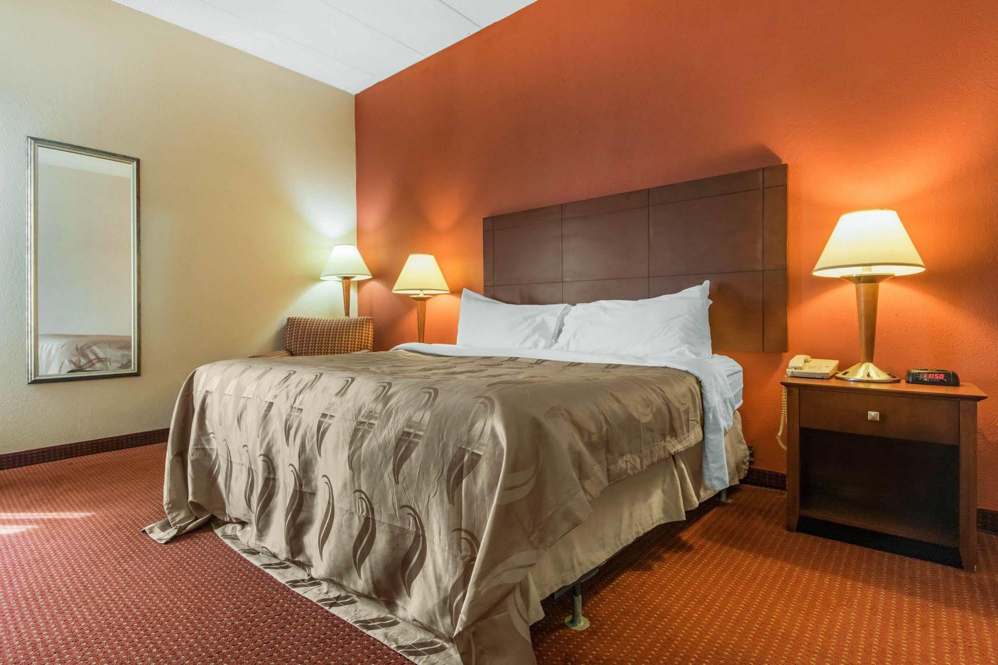 Quality Inn & Suites Лоренсберг Экстерьер фото