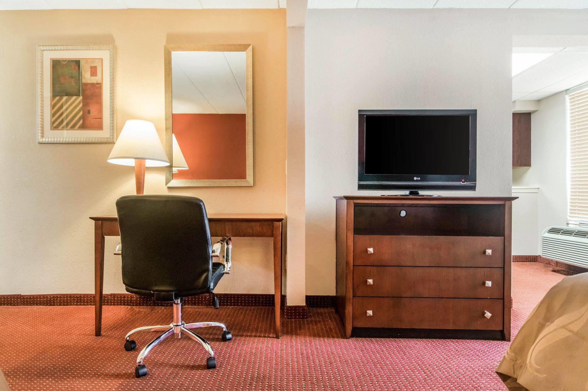 Quality Inn & Suites Лоренсберг Экстерьер фото