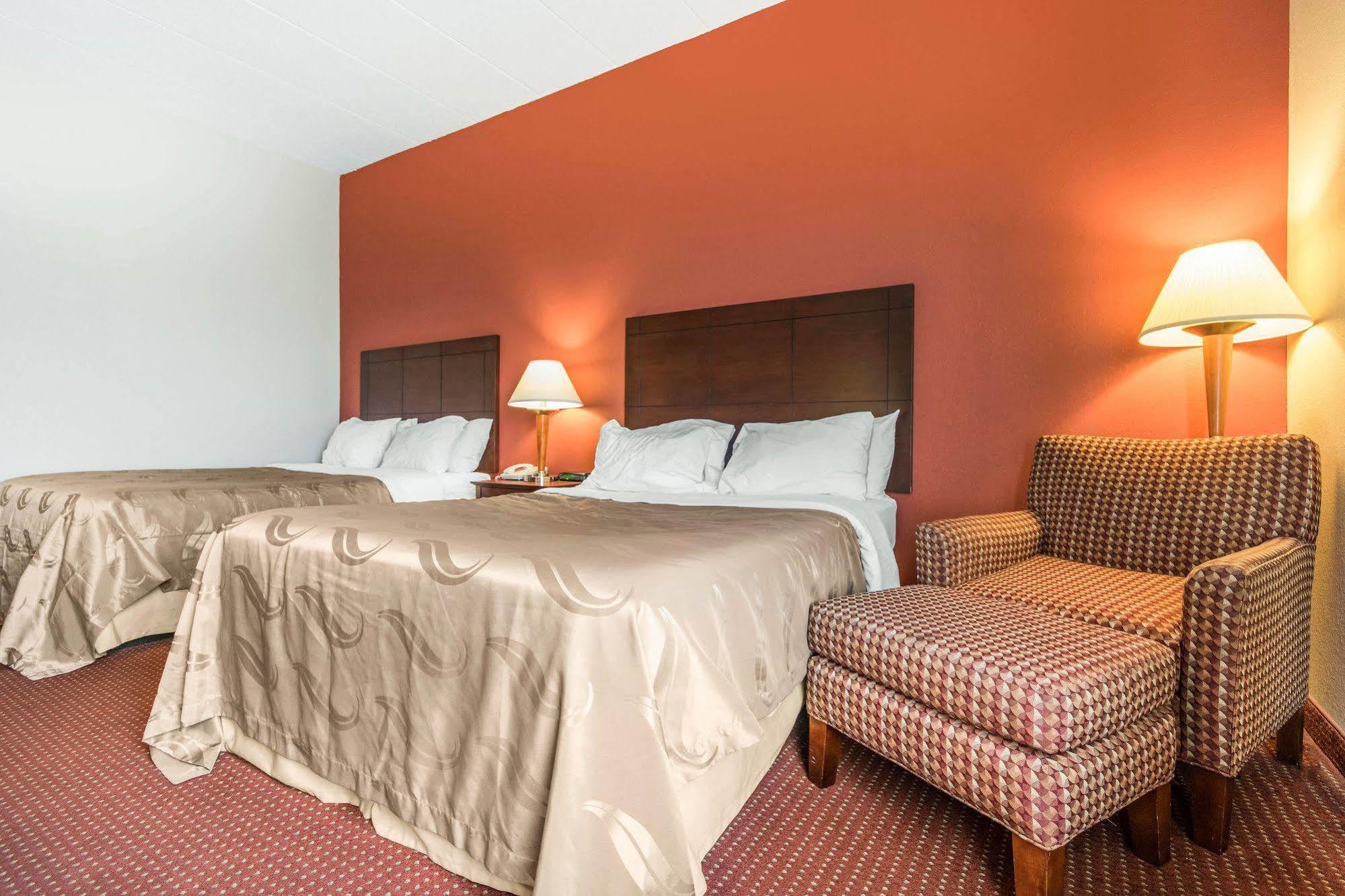 Quality Inn & Suites Лоренсберг Экстерьер фото