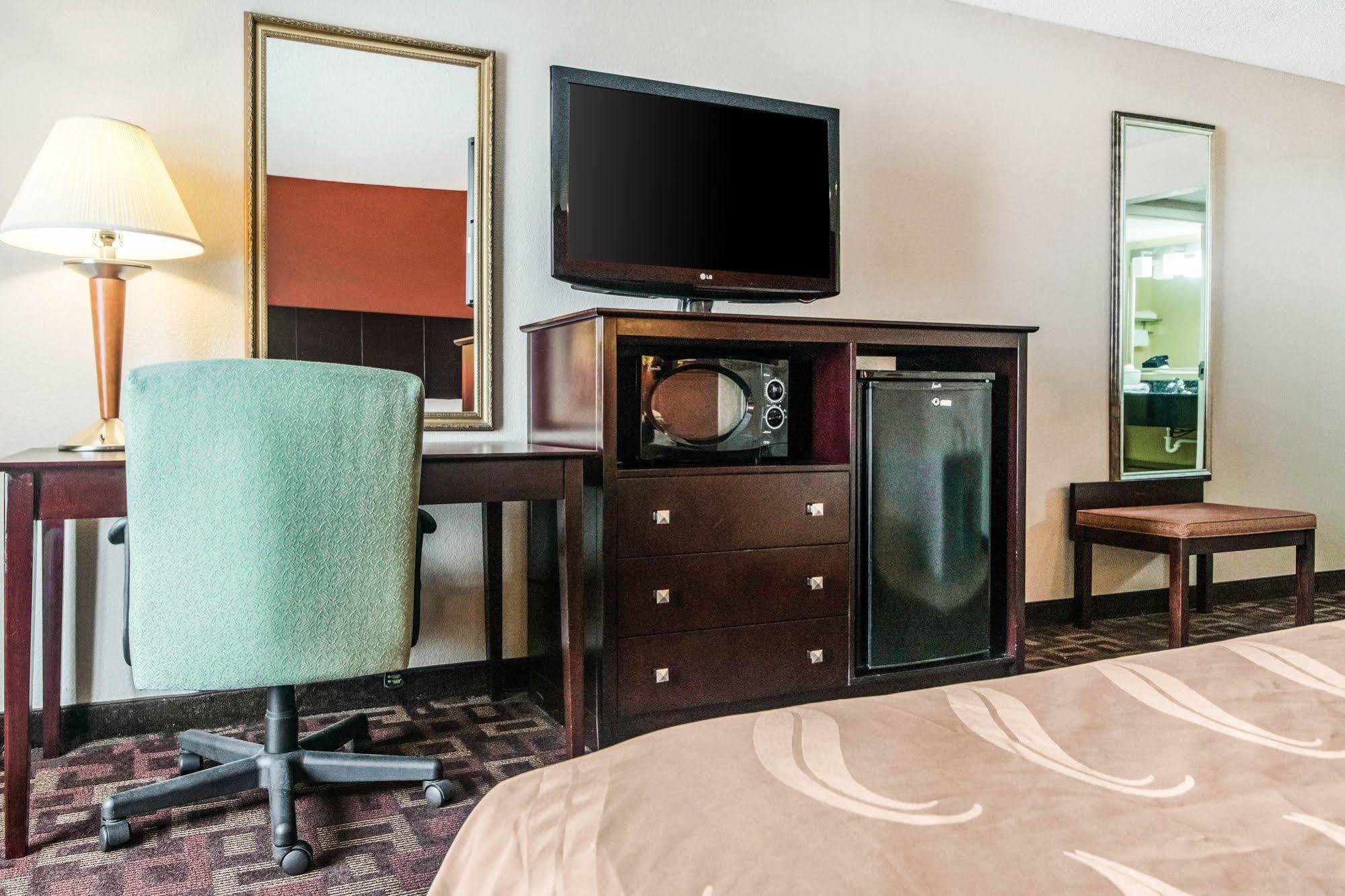 Quality Inn & Suites Лоренсберг Экстерьер фото